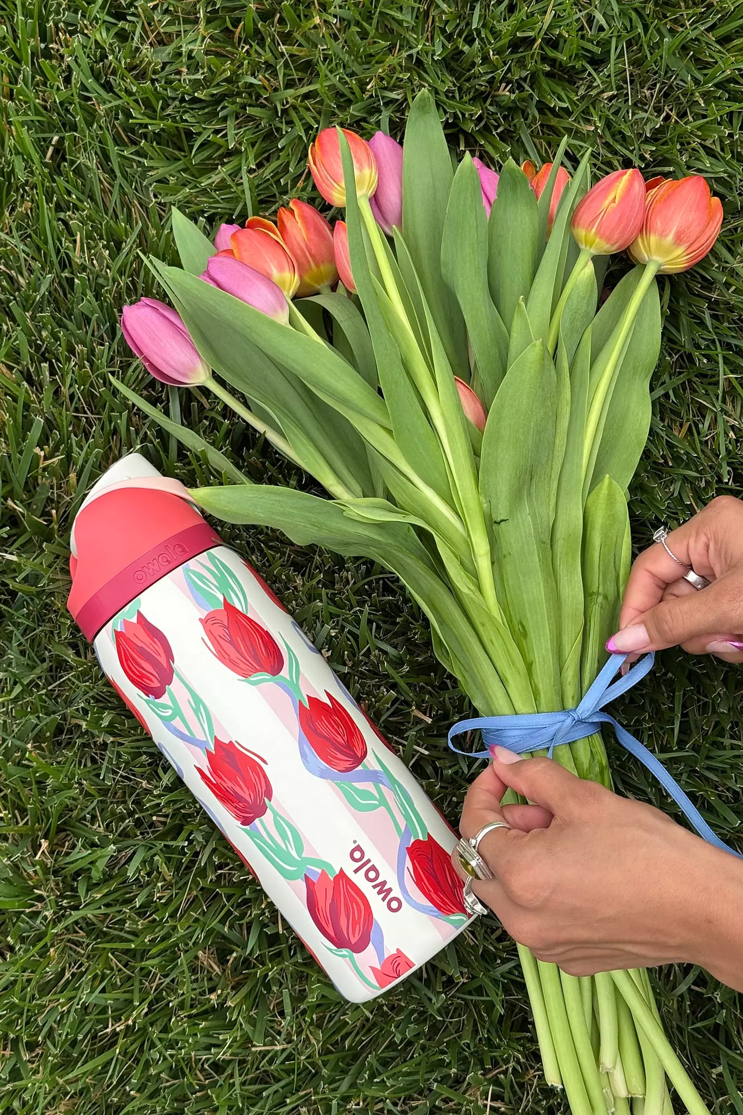 Pre Venta: Owala UO Exclusive FreeSip 32 oz Water Bottle | Tulip Bouquet