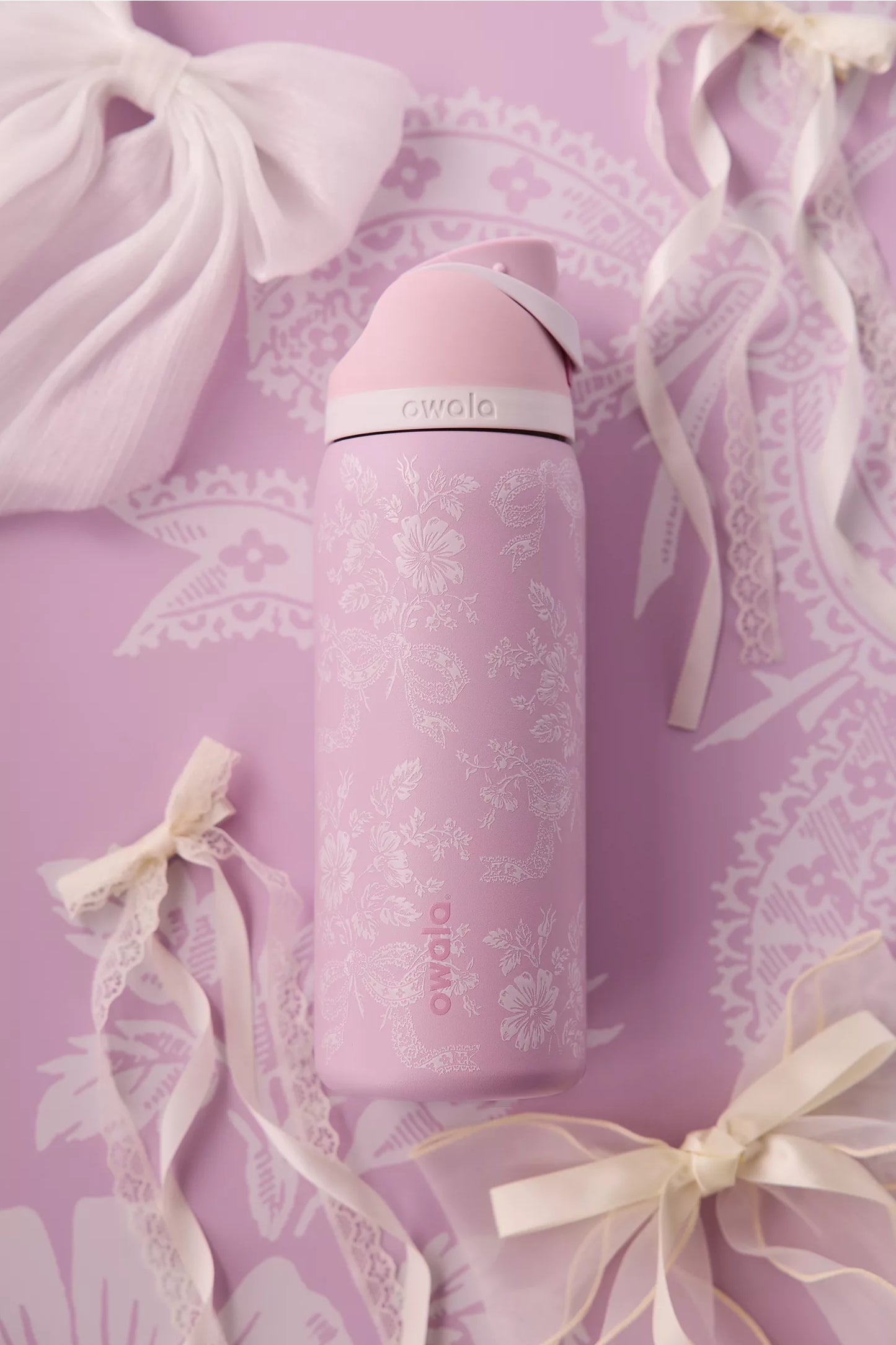 Pre Venta: Owala UO Exclusive FreeSip 32 oz Water Bottle | Ribbon Toile